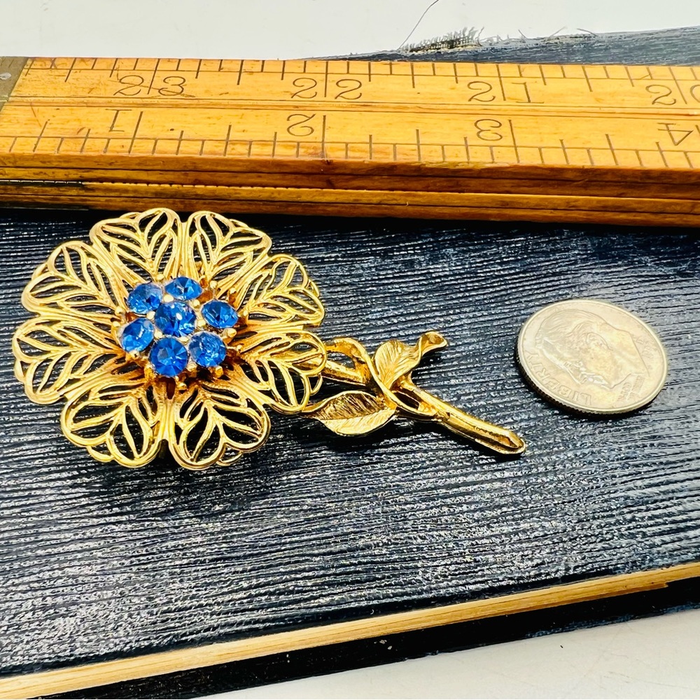 Vintage gold tone filigree flower brooch pin bright blue rhinestones